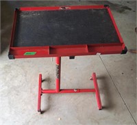 Adjustable rolling tool table