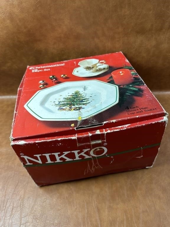 NOS Nikko Christmas 12 Piece Dinner Set