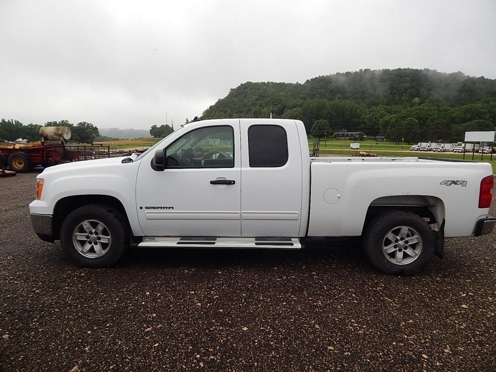 2007 GMC Sierra 1/2 ton pickup; extended cab; 4WD;