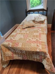 82x84 bed quilt with sham pillowcases, accent