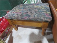 WOODEN LIFT FOOTSTOOL