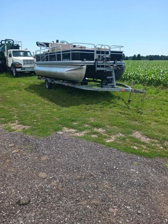 2014 LOWE PONTOON BOAT & TRAILER