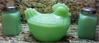 J - VINTAGE JADEITE GLASS HEN & S/P SHAKER SET (K2