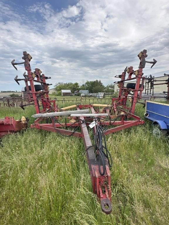 24' Leon CP77 Cultivator C/W 3 Bar Mtd Harrows