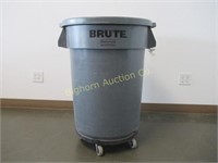Brute Rubbermaid Garbage Can on Wheels w/ Lid