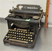 Antique typewriter, see pics for condition