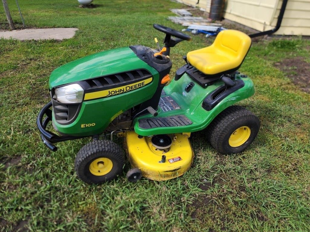 John Deere E100 lawn tractor