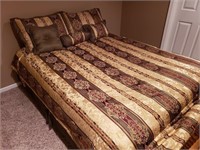 Full/Queen comforter set (bed not included)