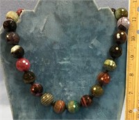 18" faceted agate bead necklace        (g 22)