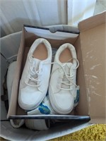 Box lot Mr. Comfort 9.5 shoes