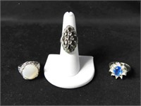 20 ASSORTED COSTUME RINGS - VARIOUS STONES AND