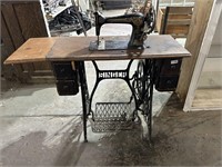 ANTIQUE SINGER TREADLE SEWING MACHINE