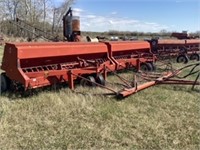 IHC 6200 press drills. 2-14 Ft with hitch and