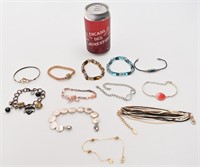 Lot de bracelets dont Avon, Aldo et Guess