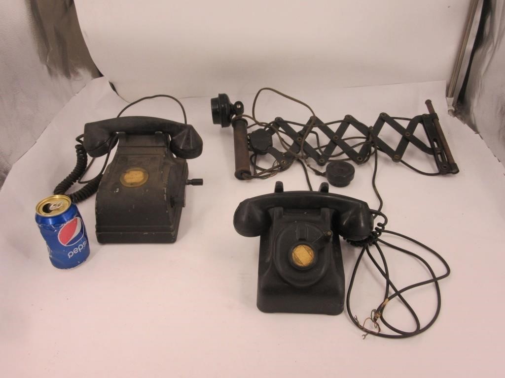 3 vieux téléphones de maison dont 2 en fonte