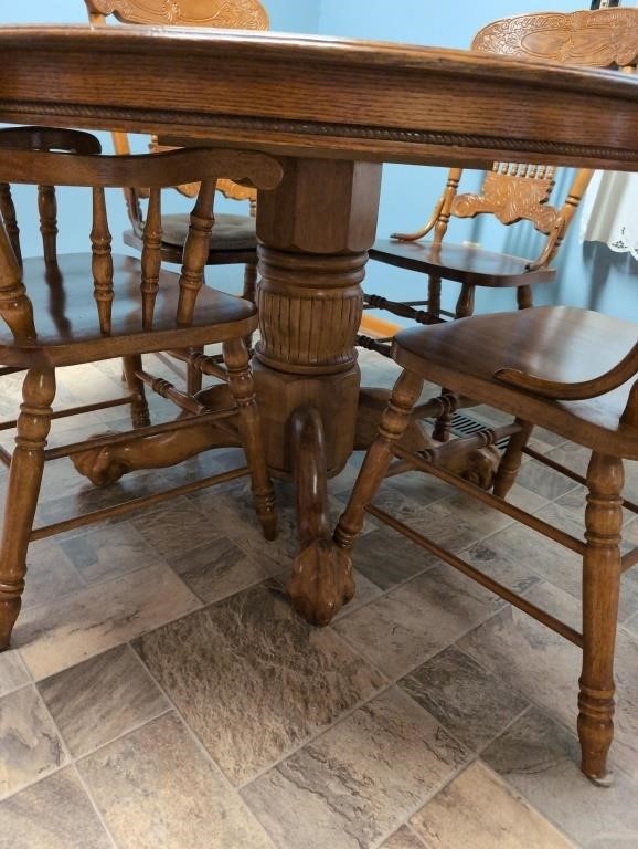 Oak round table and 4 chairs