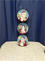 3 Vintage Santa Plates & Wall Hanging Rack