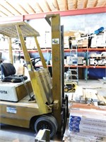 TOYOTA SOLID TIRE FORKLIFT