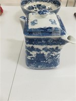 Ringtons tea merchants blue/white sq. teapot