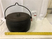Cast Iron Oval Hanging Pot With Lid