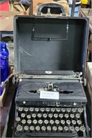 VTG ROYAL TYPE WRITER W/ CARRY CASE