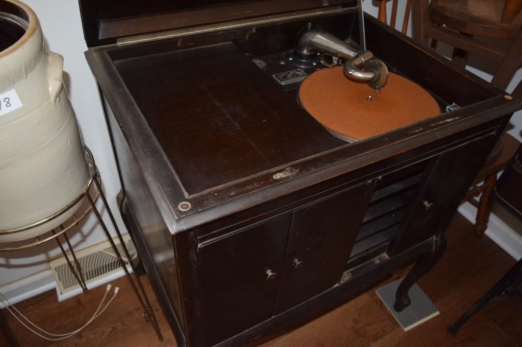 Victrola Victor Talking Machine w/ Records (works)