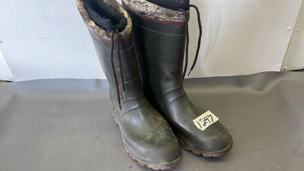 Insulated rubber boots