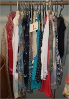 C - MIXED LOT OF WOMEN'S CLOTHING (L)