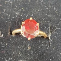 14k Gold Ring with Red Stone sz 7.5 - 2.6g