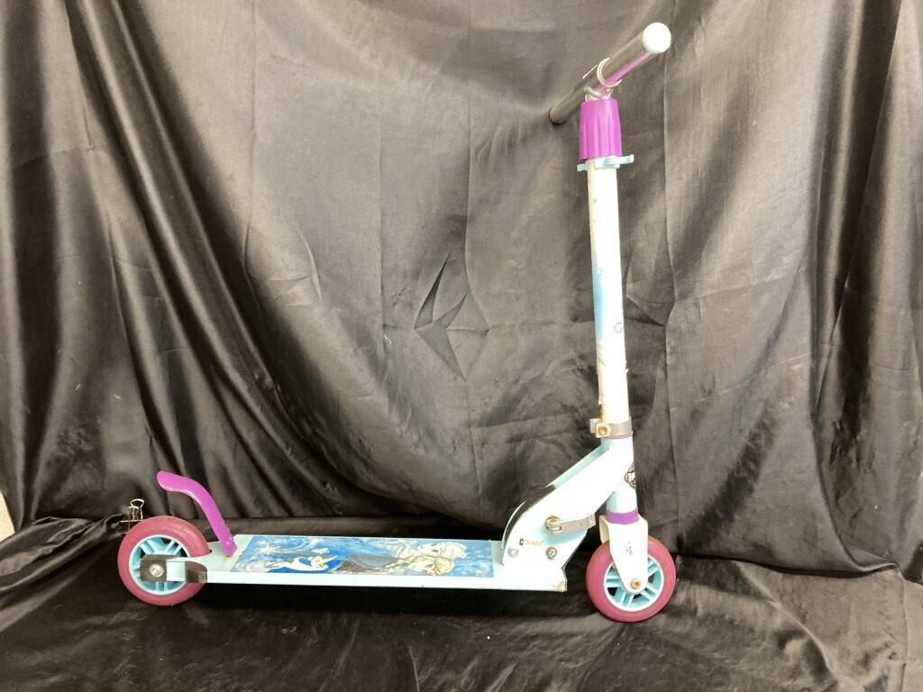 GIRL'S SCOOTER / FROZEN THEME / USED CONDITION