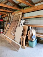 LARGE PILE OF MISCELLANEOUS LUMBER, PANELING,
