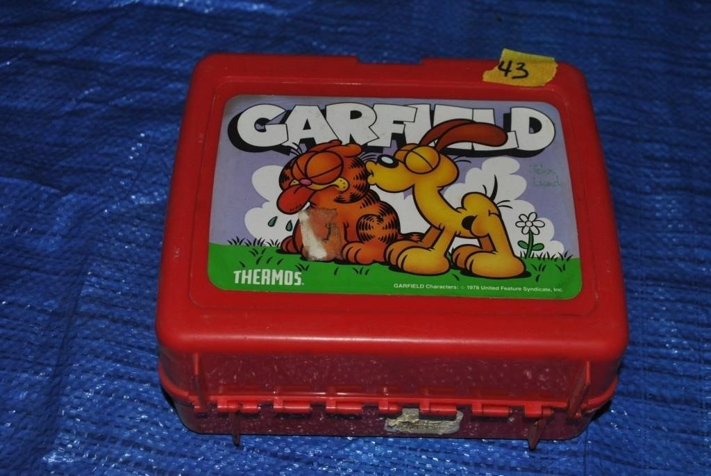 plastic Garfield 1978 lunchbox with thermos