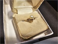 14k gold & pearl ring sz 6 (1 pearl is loose)