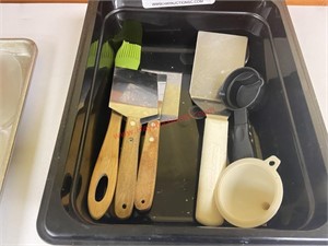 LOT - ASSORTED SPATULAS & PLASTIC PAN