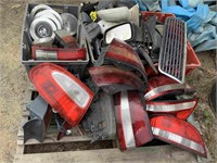 PALLET OF COMMODORE TAIL LIGHTS & MIRRORS