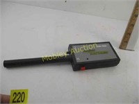METAL DETECTOR-NOT TESTED-NEEDS BATTERY