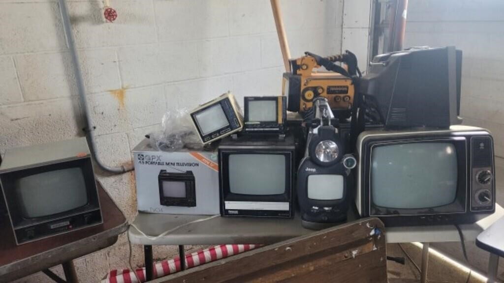 Lot of vintage tvs