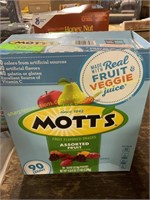 Mott’s assorted fruit pouches