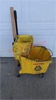 >>Commercial Mop Bucket. Dirty but Works