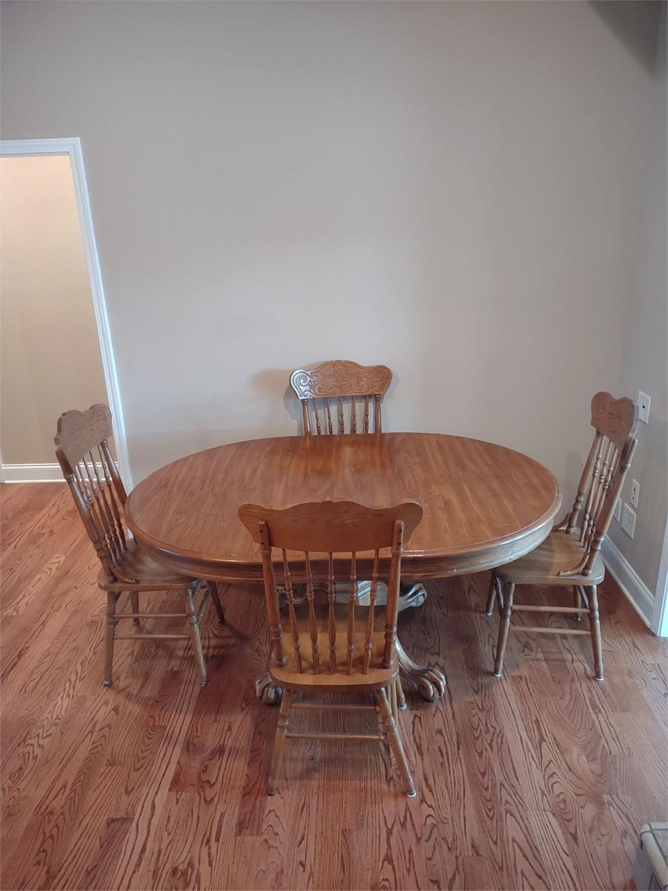 Dining Table w 4 Chairs / Riverside Claw Legs