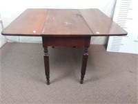 Table vintage en bois avec panneaux rabattables -