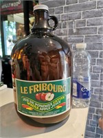 Vieille cruche de jus de pommes