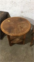 Round end table / 26 inches diameter