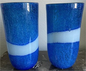 V - LOT OF 2 ART GLASS VASES (L29)