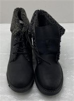 New ladies Winter boots size 9 no box