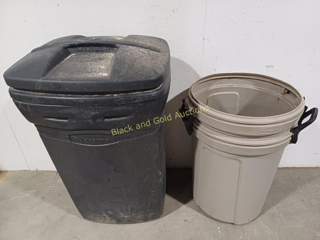 (3) Plastic Rubbermaid Trashcans