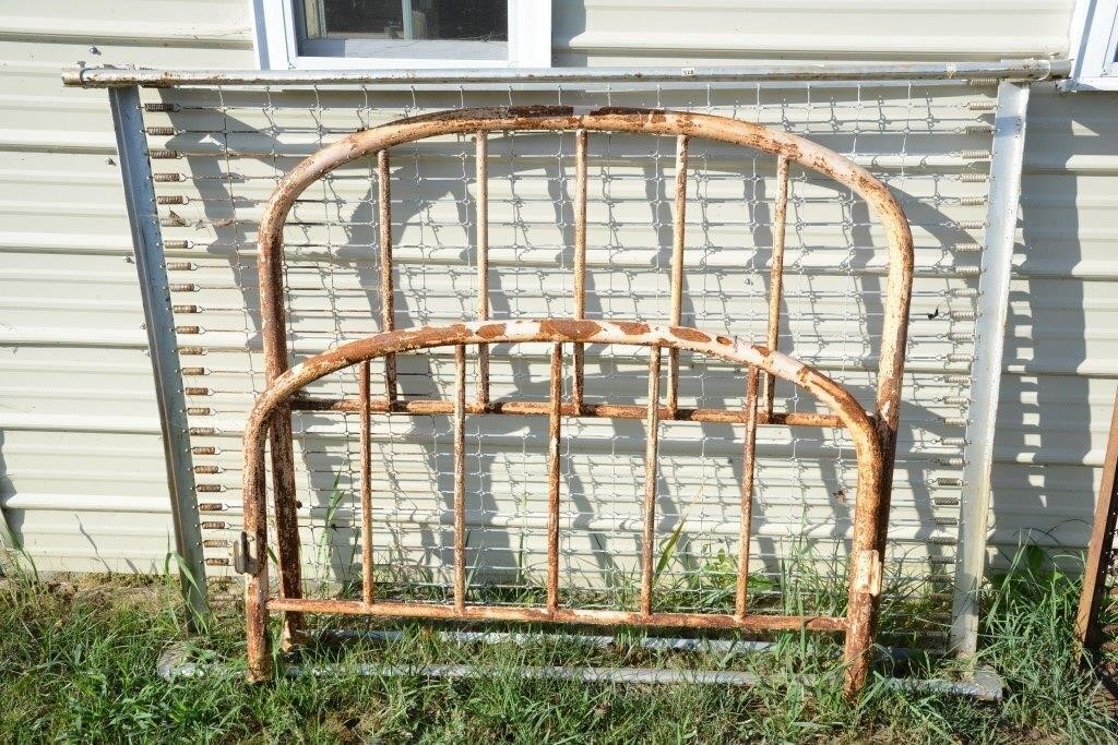 WHITE METAL HEADBOARD AND FOOTBOARD BED FRAME