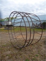 Round Bale feeder - skirted w page wire
