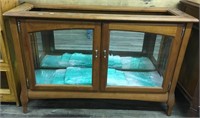 Display cabinet with mirrored back side, has glass