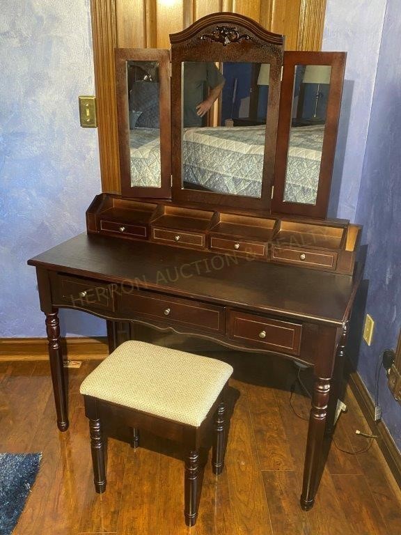 Ladies Vanity Table & Bench